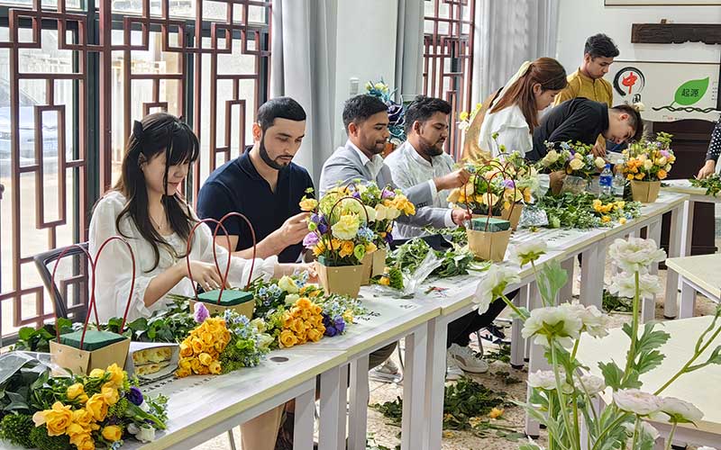 各国青年正在进行花艺体验。昆明学院供图